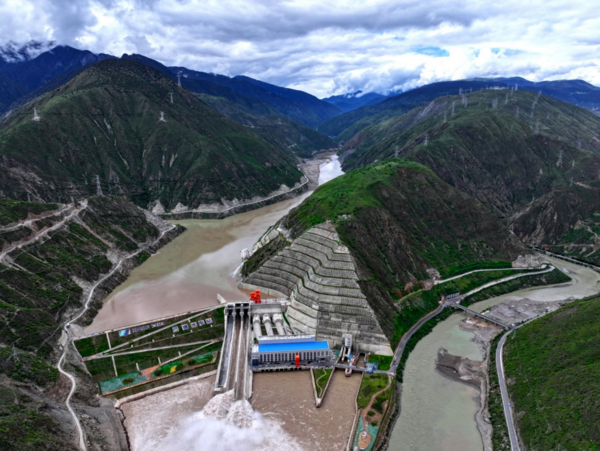 金沙江上游巴塘水电站首台机组并网发电