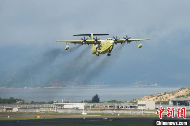 中国水陆两栖飞机AG600“鲲龙”批生产首架机完成生产试飞